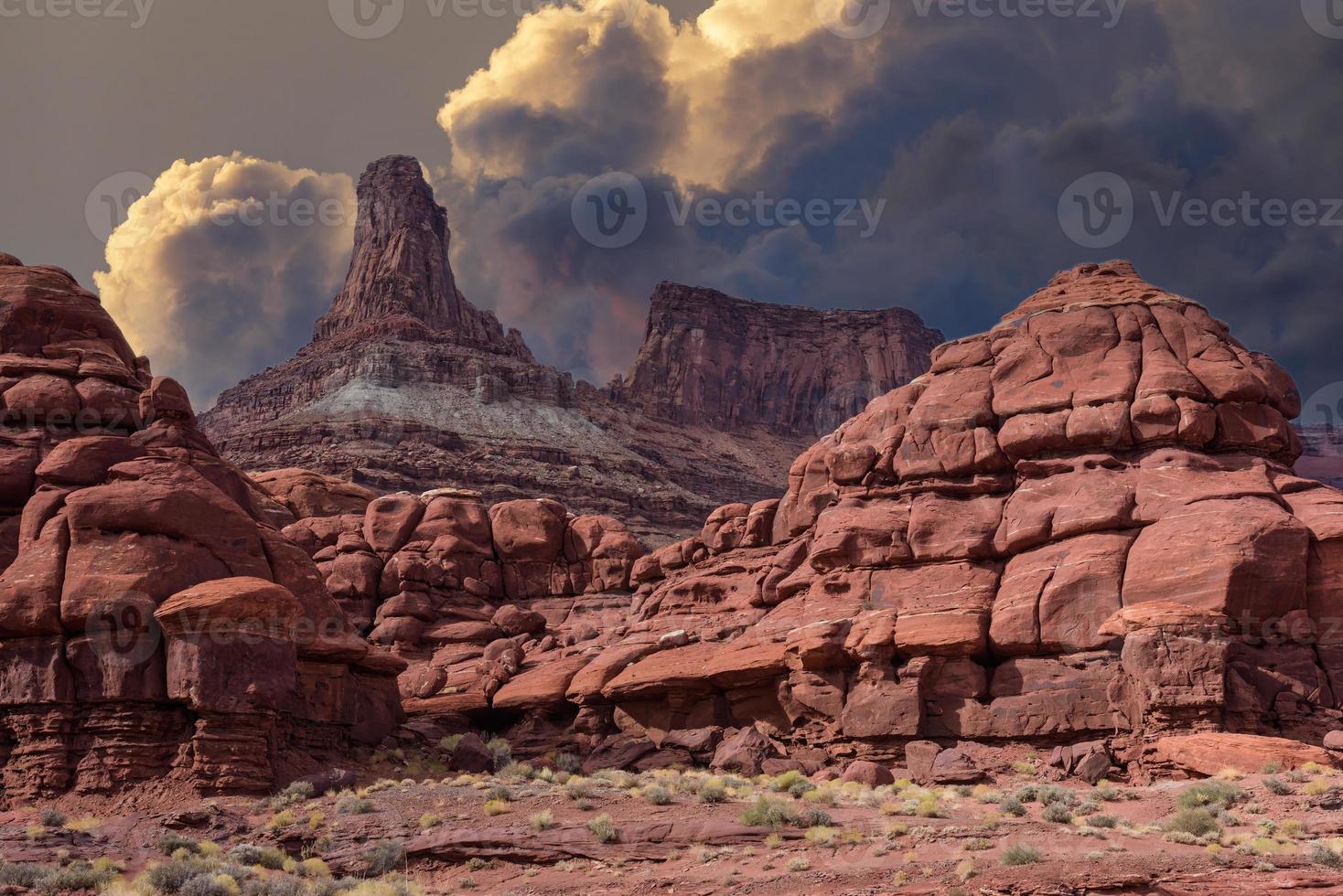 viajes y turismo - escenarios del oeste de estados unidos. formaciones de roca roja cerca del parque nacional canyonlands, utah. foto