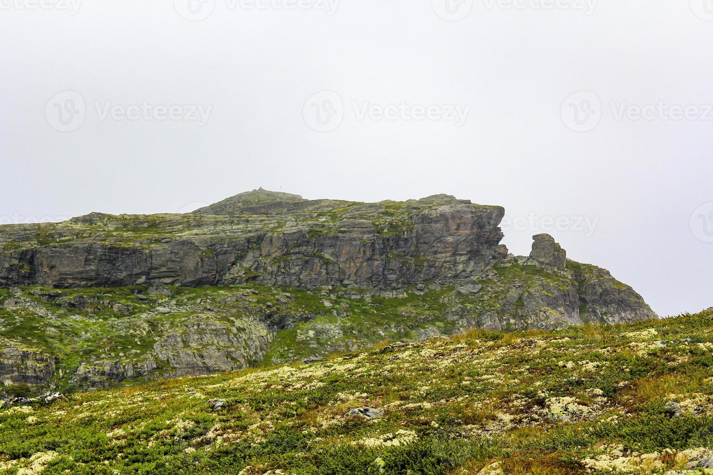 niebla, nubes, rocas, acantilados en el pico de veslehodn veslehorn. foto