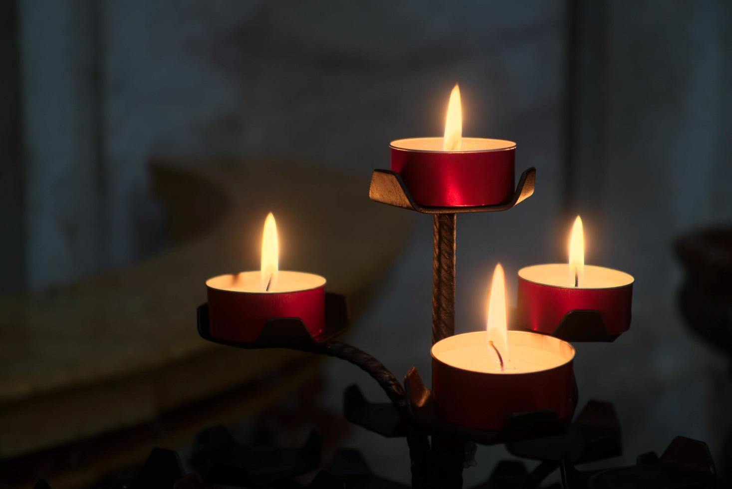 Bérgamo, Lombardía, Italia, 2017. velas en la catedral de san alejandro foto