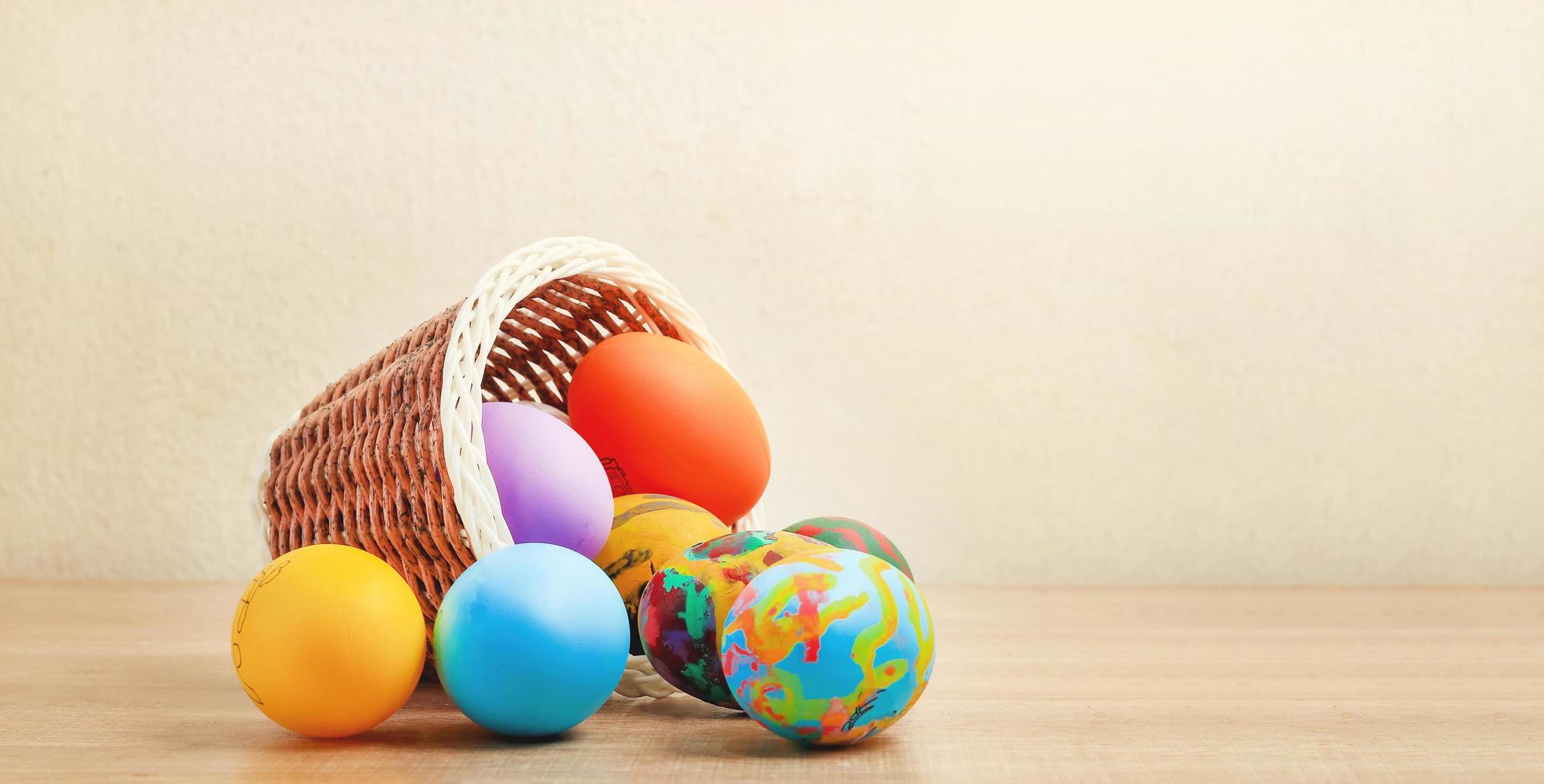 canasta de huevos de oro sobre un fondo blanco para pascua foto