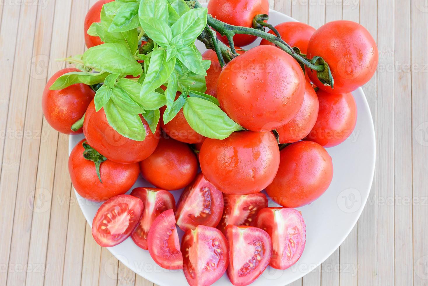 composición de tomates rojos, visto desde arriba. foto