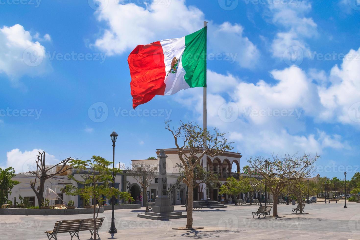 los cabos san jose del cabo, méxico, bandera tricolor mexicana a rayas ondeando orgullosamente en el mástil foto