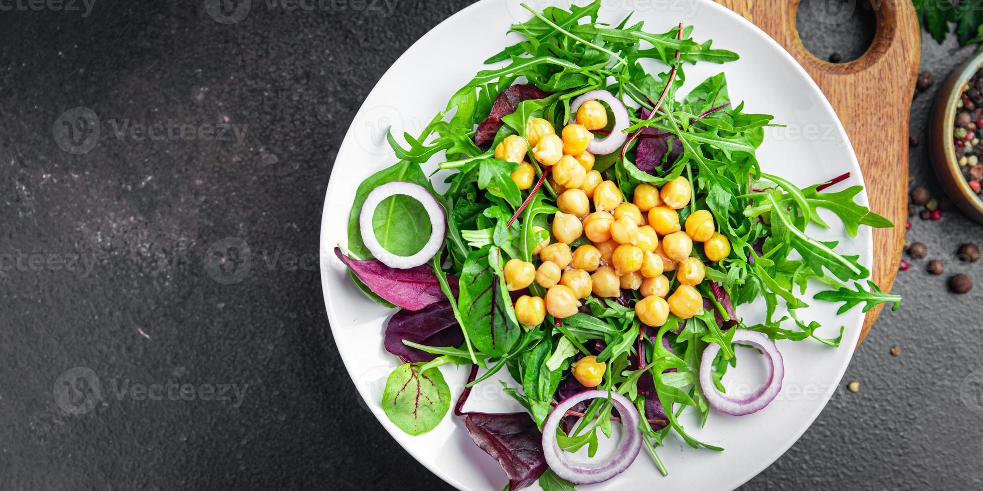 ensalada de garbanzos mezcla de lechuga de hoja verde comida fresca y saludable dieta de alimentos refrigerio en la mesa espacio de copia fondo de alimentos dieta keto o paleo vegetariano foto