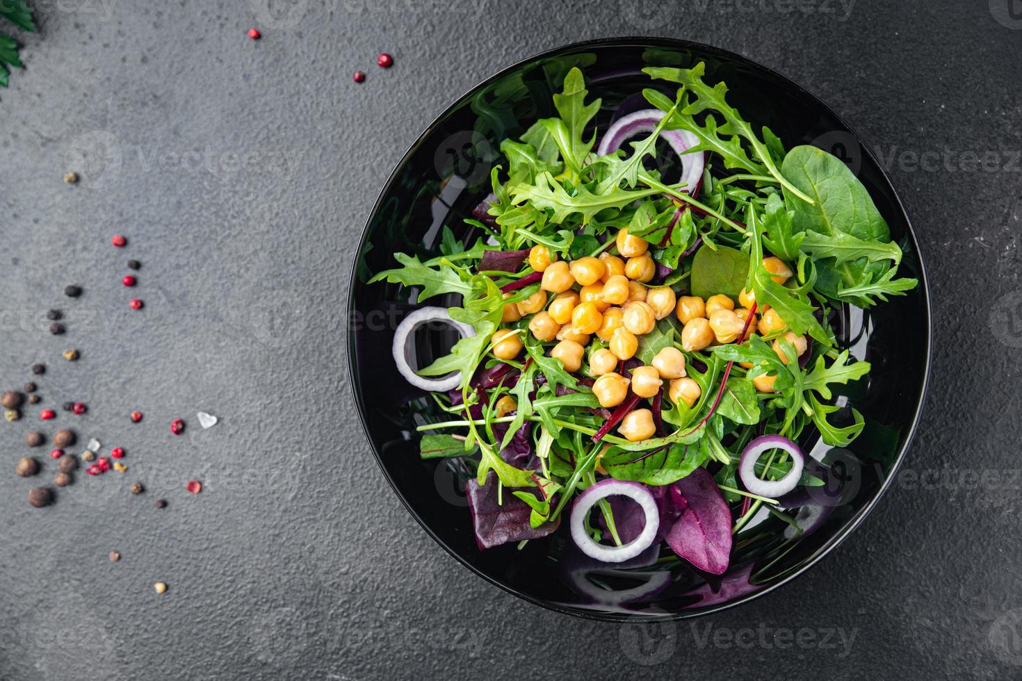 ensalada de garbanzos mezcla de lechuga de hoja verde comida fresca y saludable dieta de alimentos refrigerio en la mesa espacio de copia fondo de alimentos dieta keto o paleo vegetariano foto