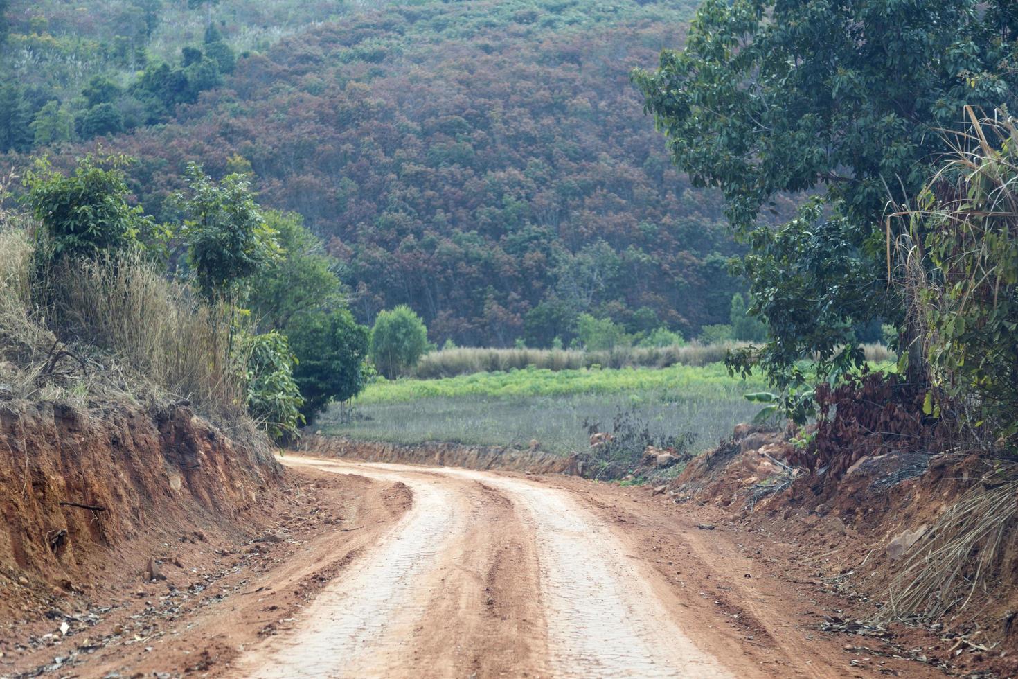 viaje fuera de la carretera a la montaña foto