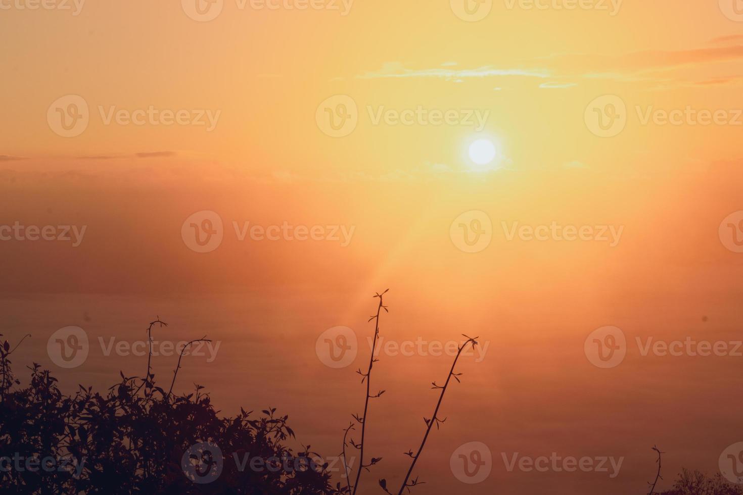 cielo colorido con sol en nubes de altitud foto