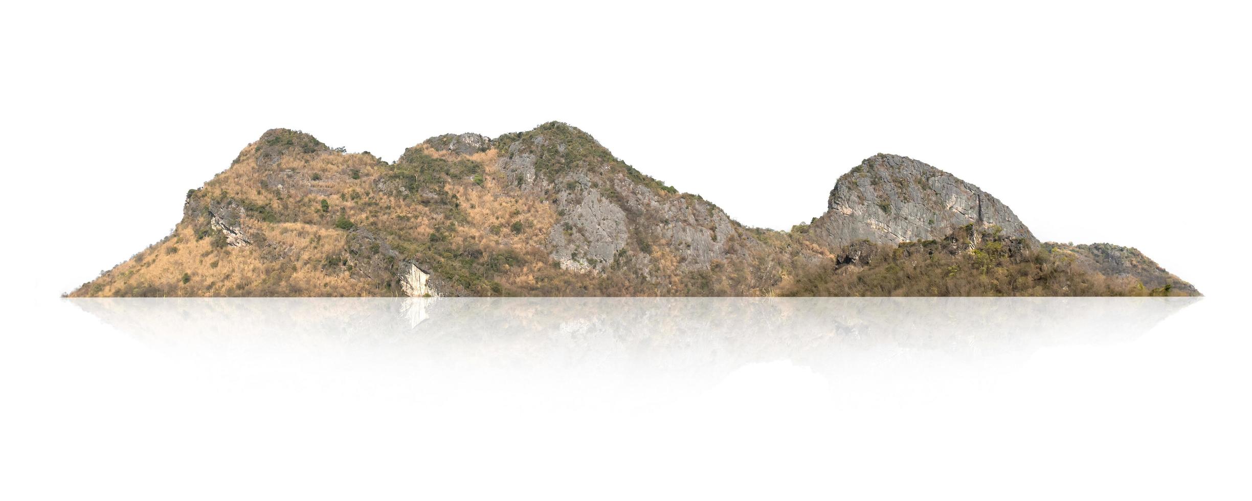 colina de montaña rocosa con bosque verde aislado sobre fondo blanco foto