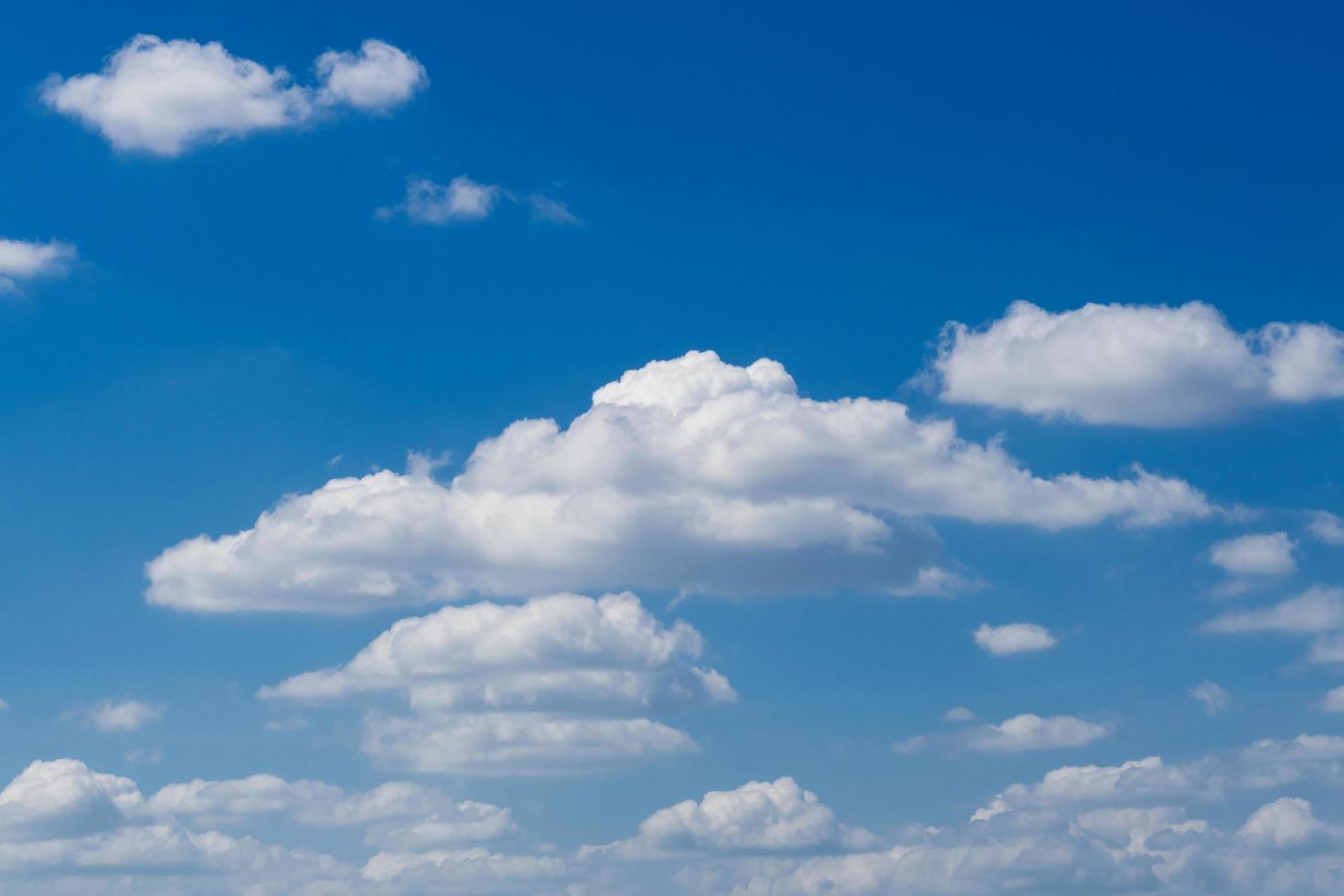 cielo azul con fondo de paisaje de nube blanca foto