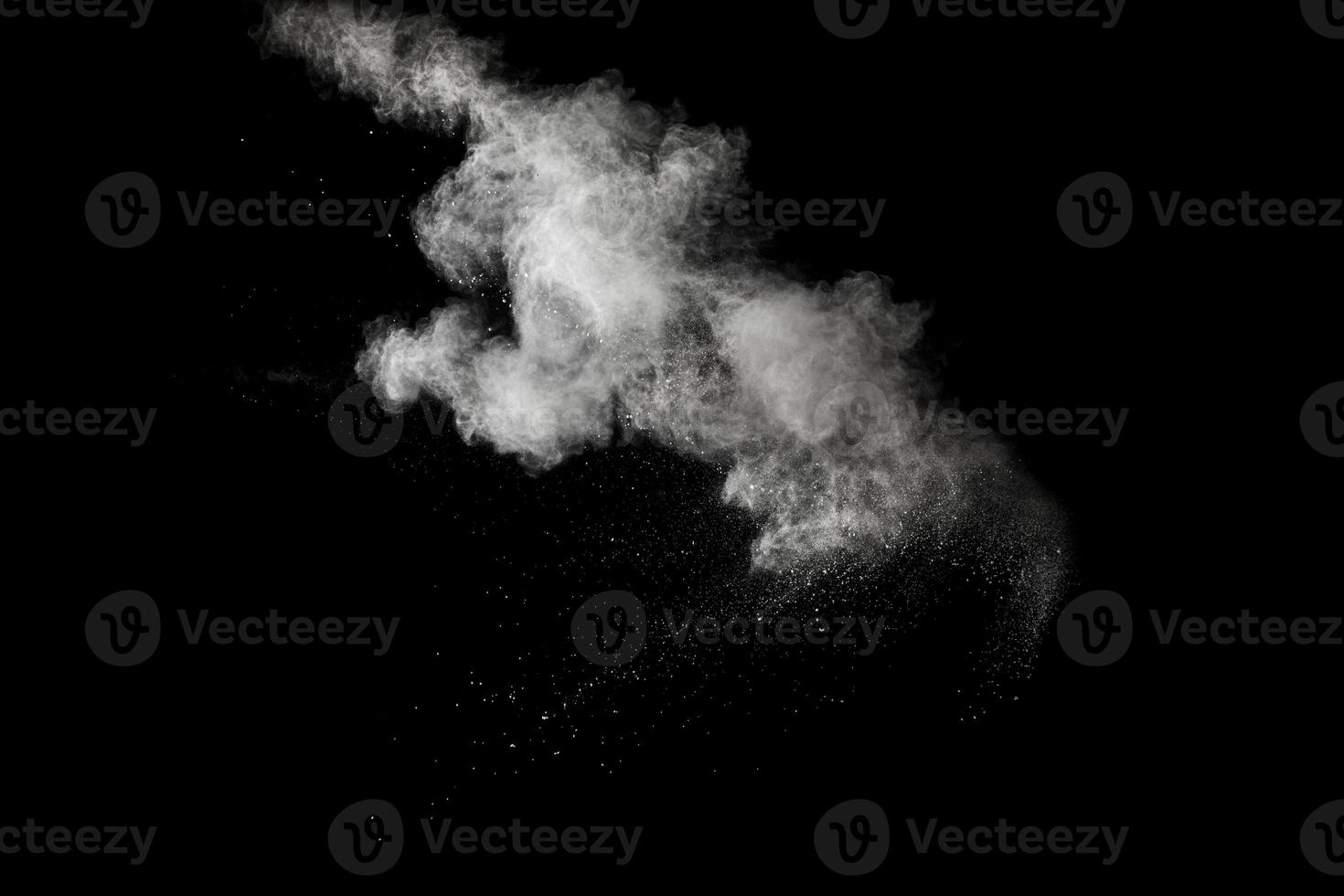 explosión de polvo blanco aislada sobre fondo negro. salpicaduras de partículas de polvo blanco. foto