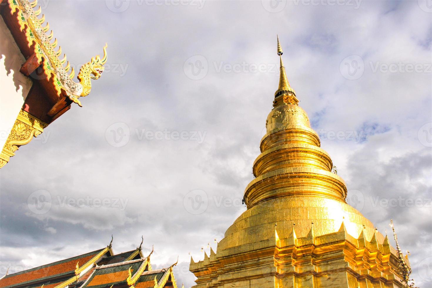 pagoda de oro y naga decoración techo templo tailandés foto