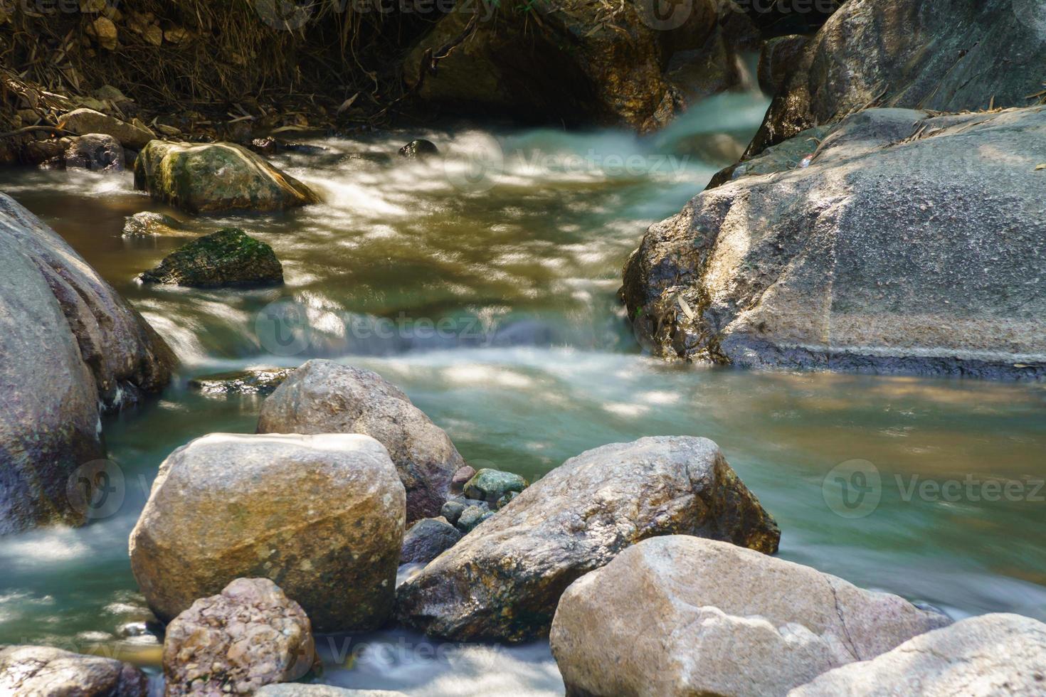 agua que fluye a lo largo de las rocas en la naturaleza, cascada foto