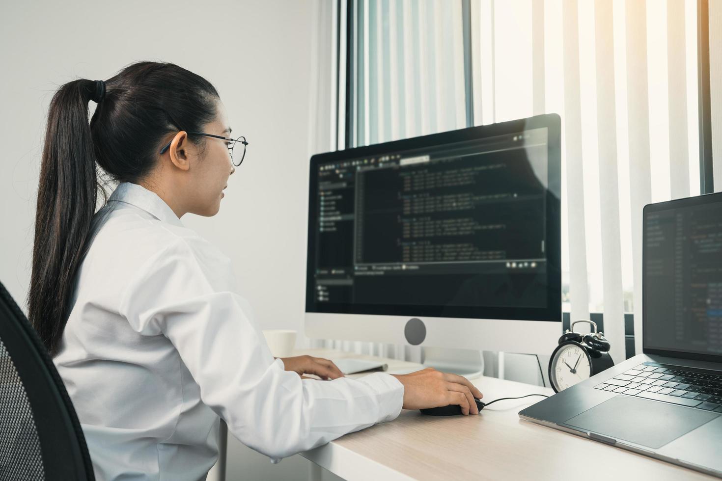 desarrollando tecnología de programación y codificación trabajando en un software ingenieros desarrollando aplicaciones en la oficina. foto