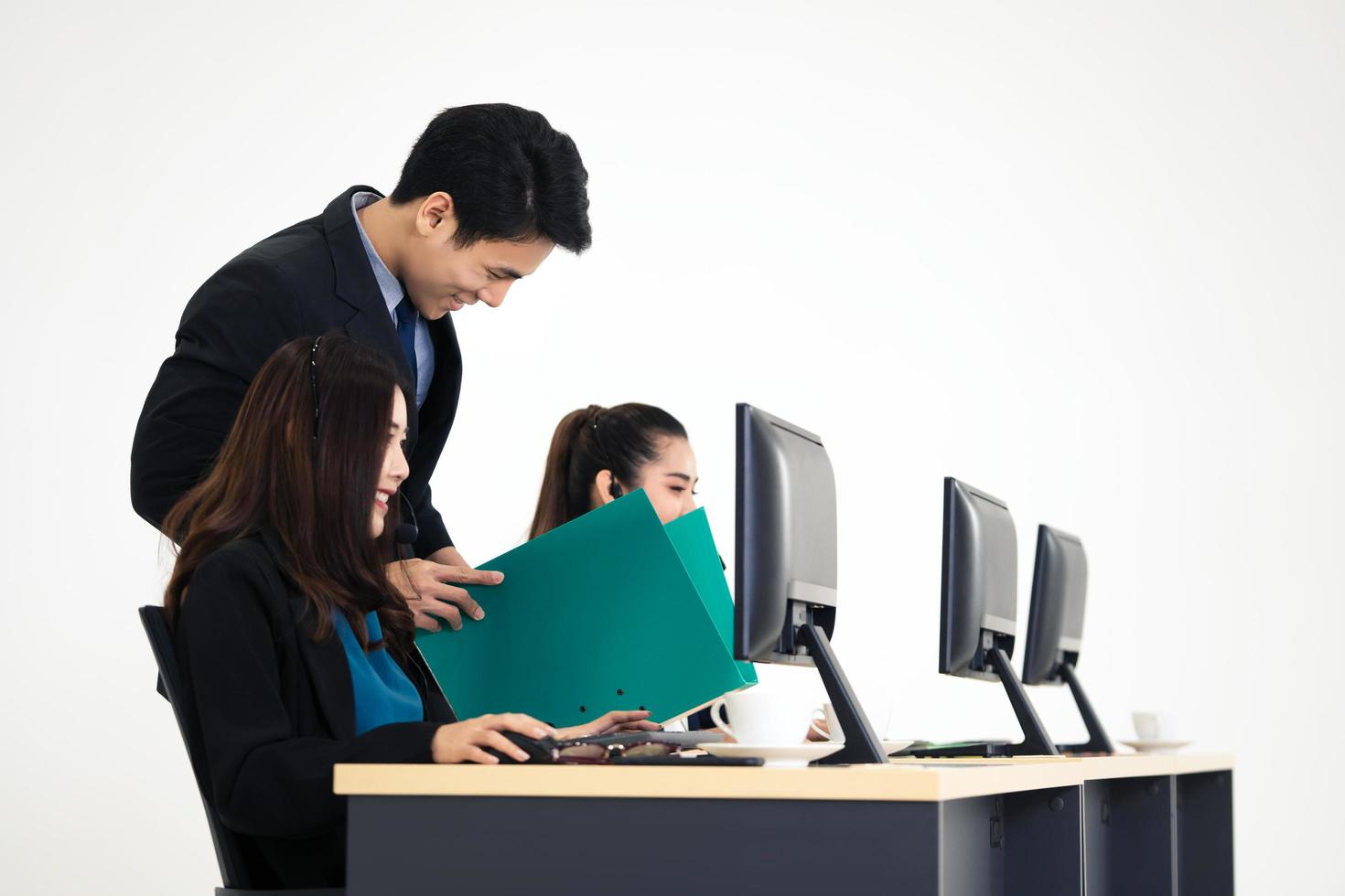 el trabajo y el apoyo del departamento del centro de llamadas del líder empresarial adulto joven junto con el equipo foto