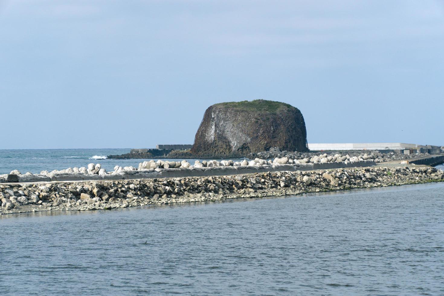 boshi iwa, hat rock en verano en la ciudad de abashiri hokkaido, japón foto