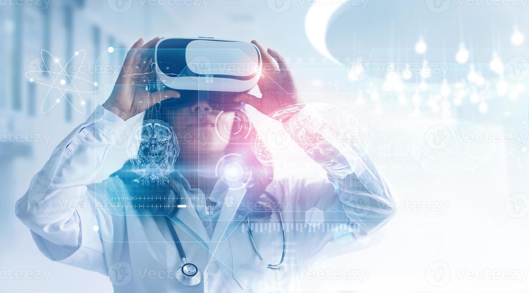 concepto de tecnología médica. medios mixtos doctora con gafas de realidad virtual. comprobando el resultado de las pruebas cerebrales con la interfaz del simulador, tecnología innovadora en ciencia y medicina. foto