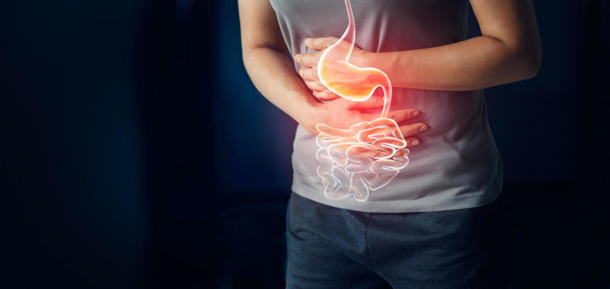 mujer que toca el estómago dolorido que sufre de dolor de estómago causas del período de menstruación, úlcera gástrica, apendicitis o enfermedad del sistema gastrointestinal. concepto de seguro de salud y salud foto