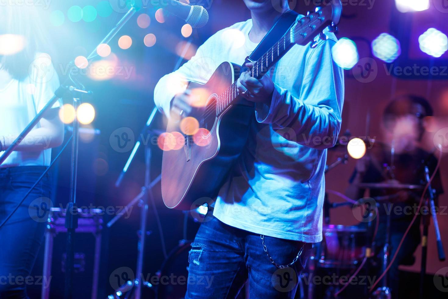 guitarrista en el escenario con iluminación para blackground. guitarrista, concepto suave y borroso. foto