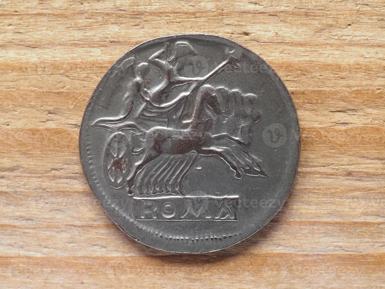 Moneda de didracma romana antigua que muestra el reverso del carro de Júpiter foto