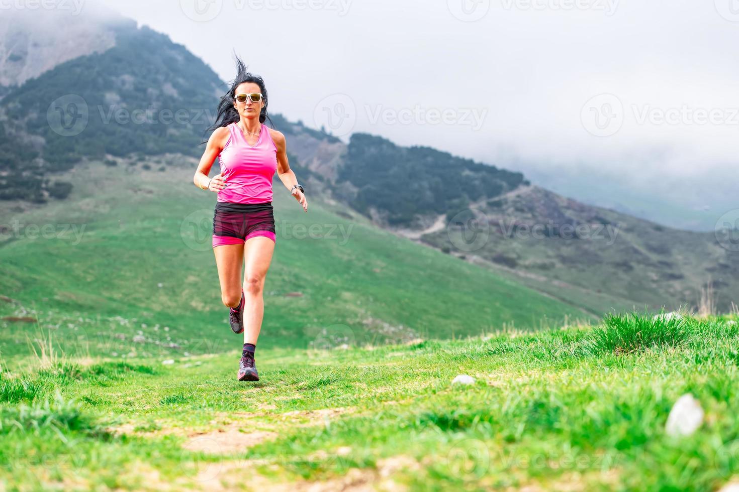 mujer deportiva después de un día de trabajo en la oficina practicando fitness en la naturaleza foto