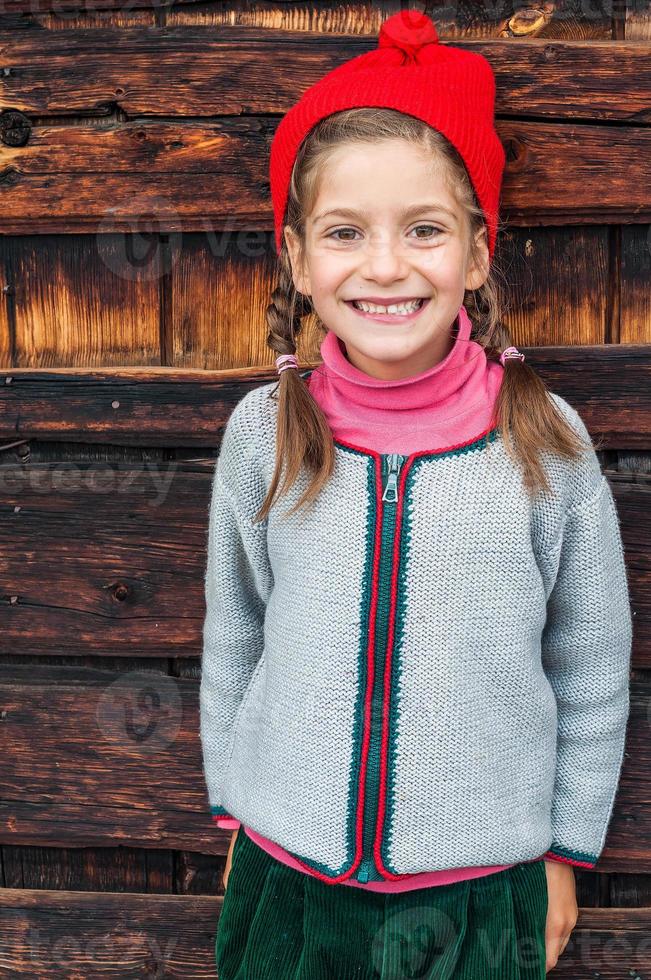 vacaciones de verano en las montañas una niña con traje típico alpino. foto