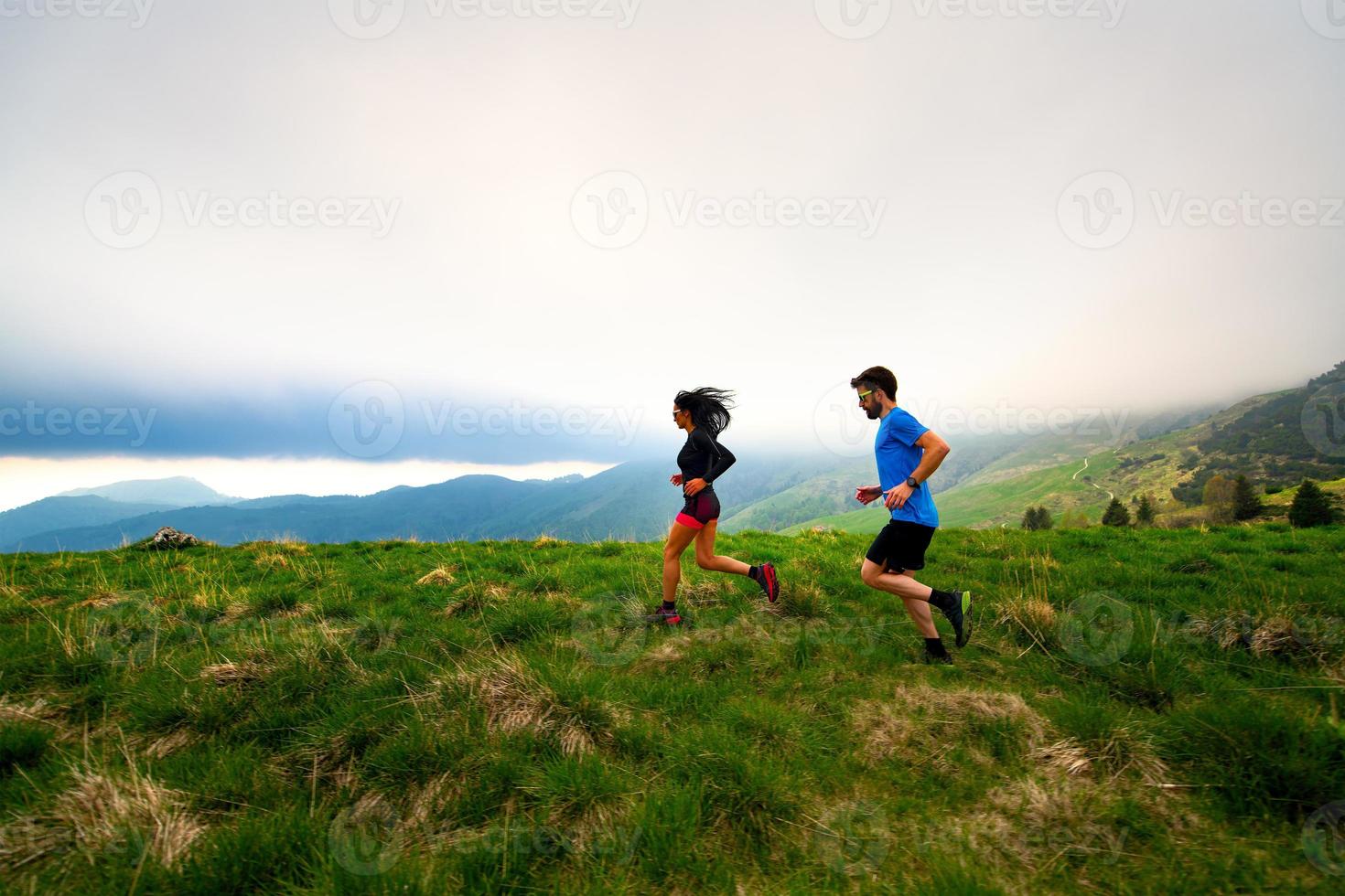 entrenamiento para un par de atletas de carreras de larga distancia en las montañas foto