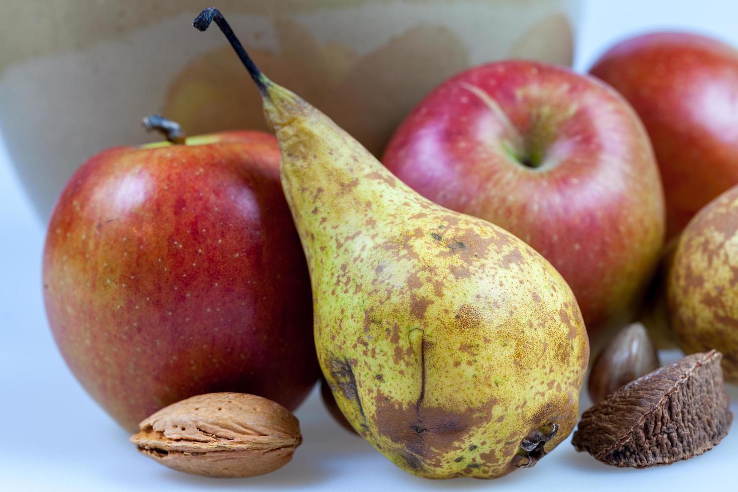 Exhibición de bodegones de manzanas, peras y nueces foto