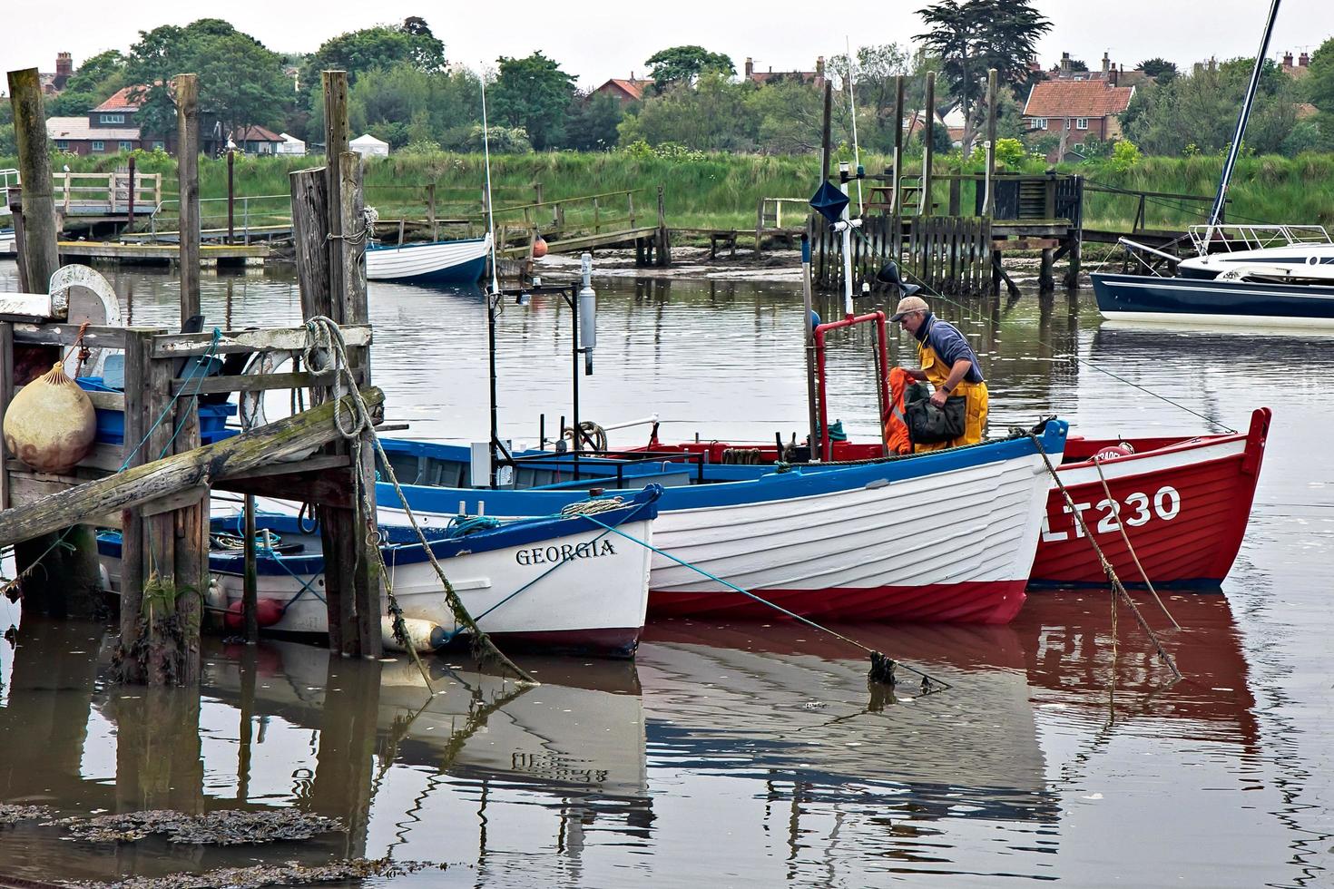 Southwold, Suffolk, Reino Unido, 2010. fila de barcos de pesca foto
