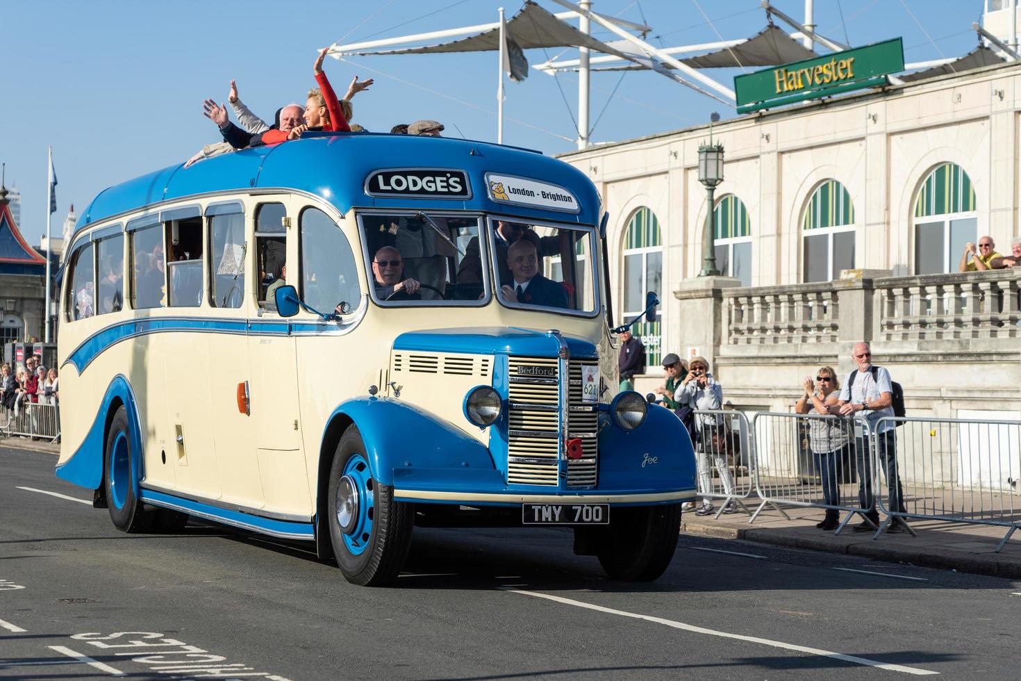 Brighton, East Sussex, Reino Unido, 2015. Viejo autobús acercándose a la línea de meta de la carrera de coches veteranos de Londres a Brighton foto