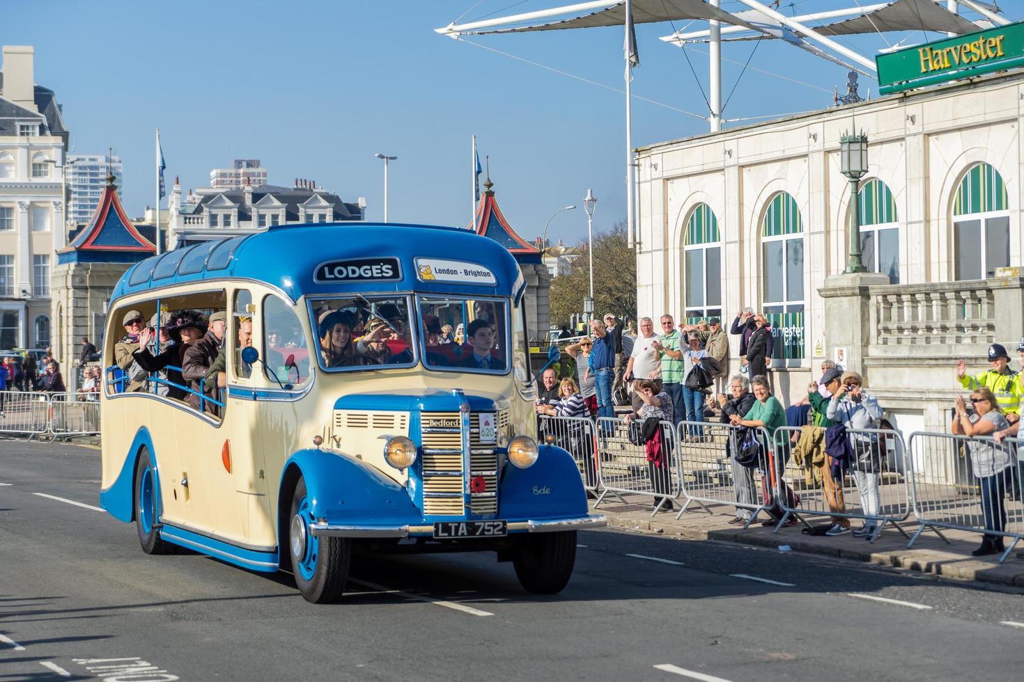 Brighton, East Sussex, Reino Unido, 2015. Viejo autobús acercándose a la línea de meta de la carrera de coches veteranos de Londres a Brighton foto