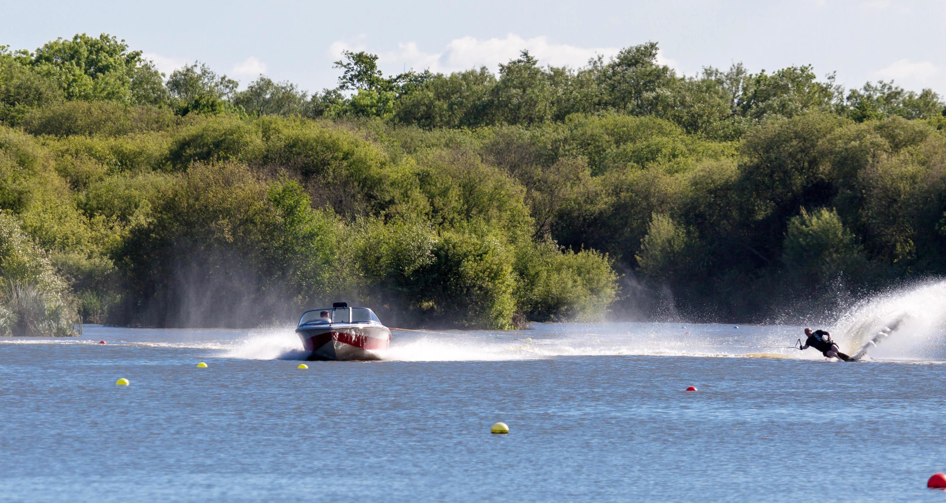 FELBRIDGE, SURREY, UK, 2009. Water skiing at Wiremill Lake 7026830 Stock Photo at Vecteezy