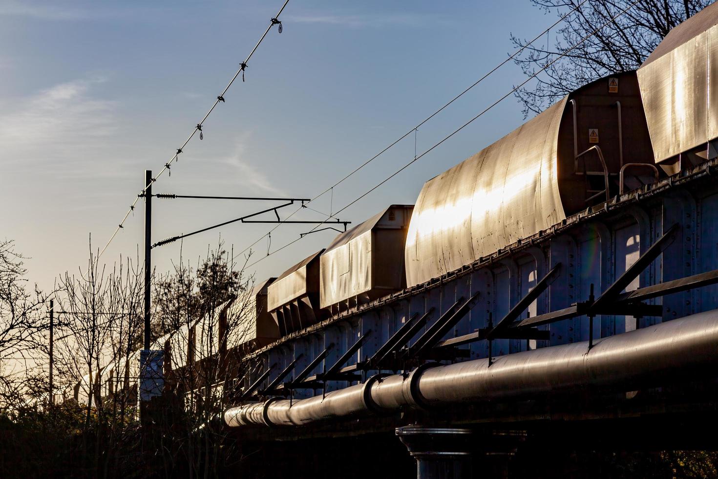 Ely, Cambridgeshire, Reino Unido, 2012. Tren de mercancías saliendo de Ely en el sol vespertino foto