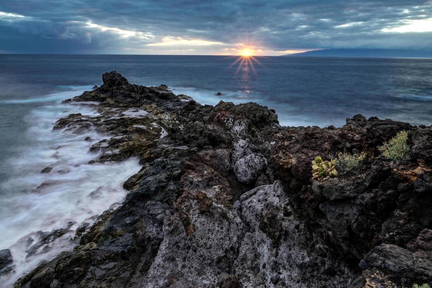 puesta de sol vista desde callao salvaje, santa cruz de tenerife españa foto