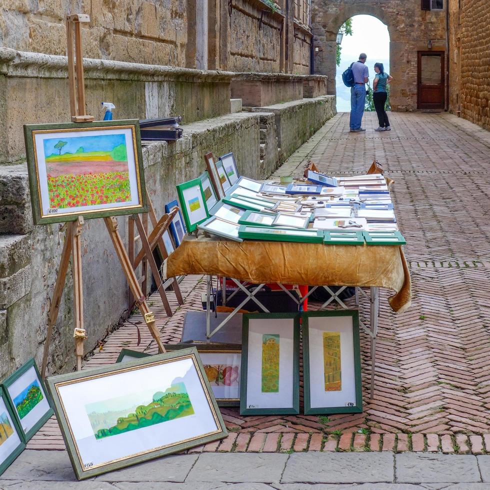 pienza, toscana, italia, 2013. venta de pinturas foto