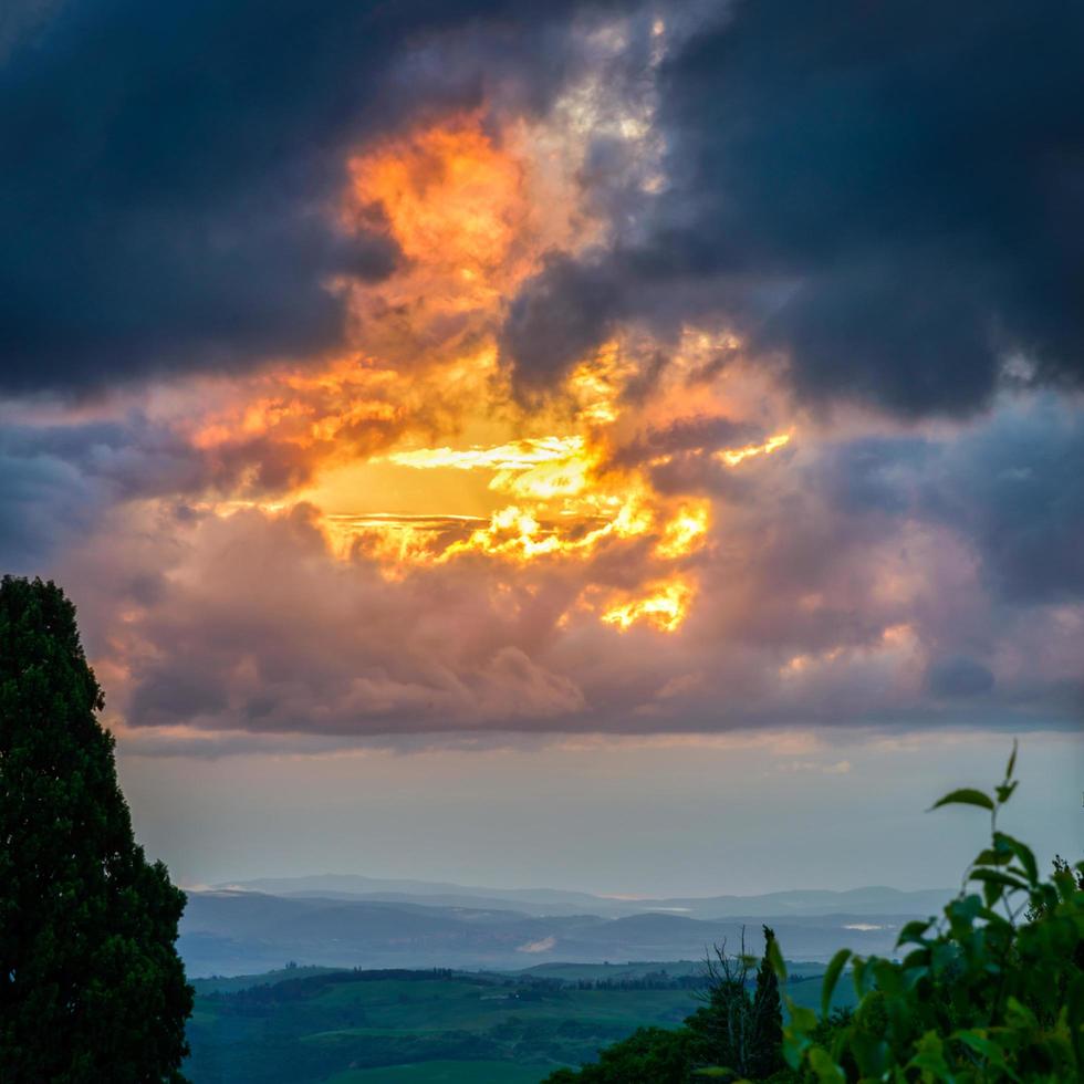 val d'orcia, toscana, italia, 2013. puesta de sol sobre val d'orcia foto