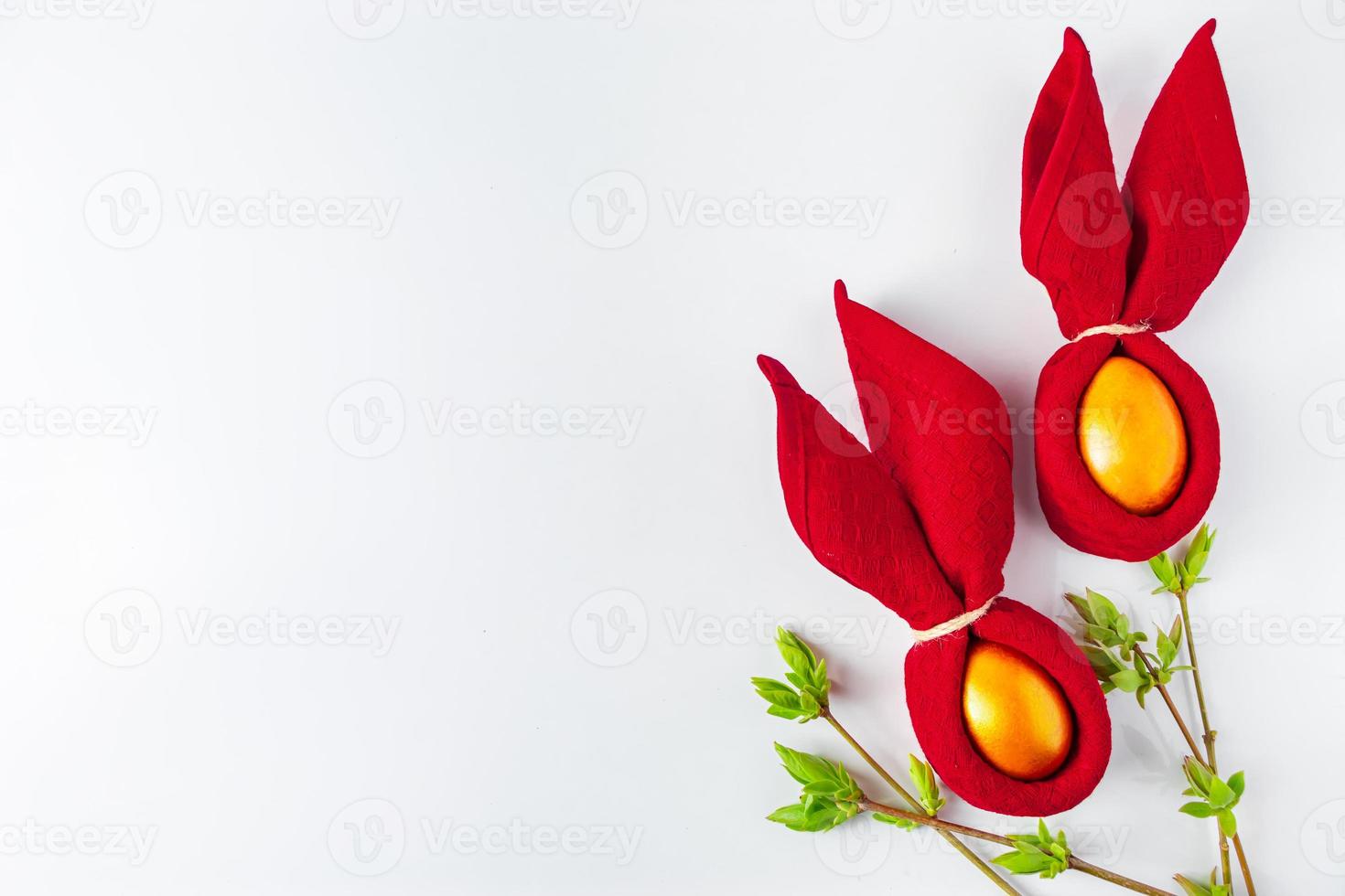 conejo de Pascua. decoración y ramitas de sauce sobre un fondo blanco. símbolo de primavera foto