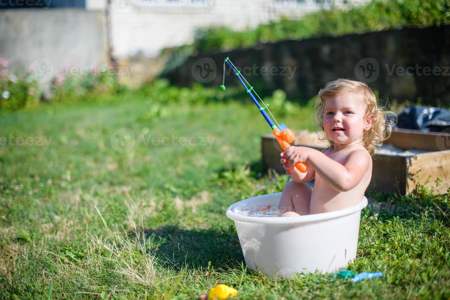 niño en la piscina foto