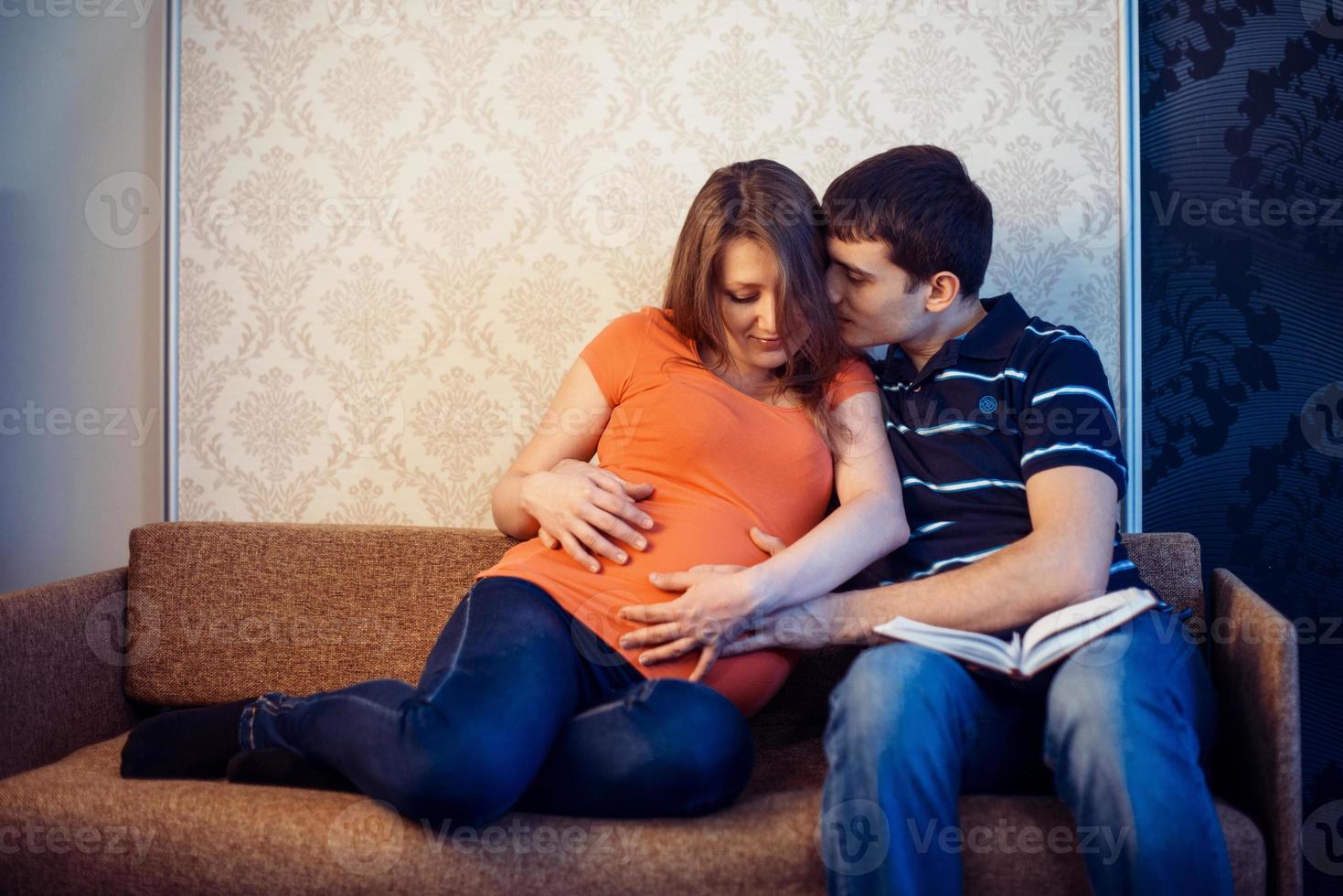 mujer embarazada con su marido foto