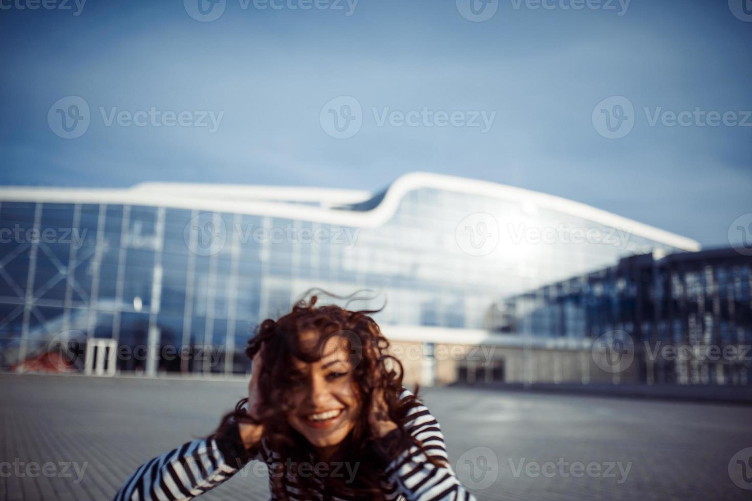 joven mujer despreocupada saltando foto