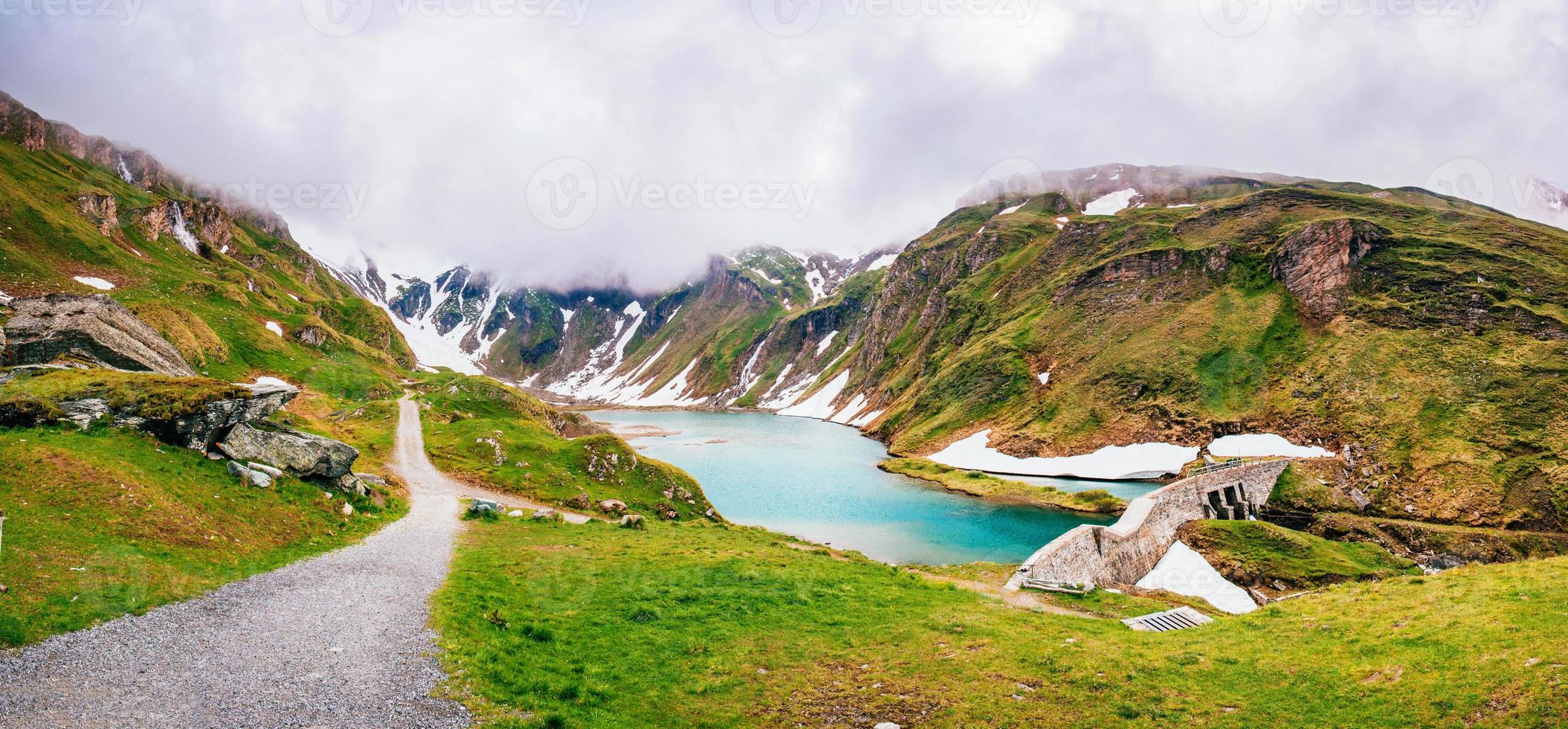 paisaje fantástico montañas casi nevadas foto