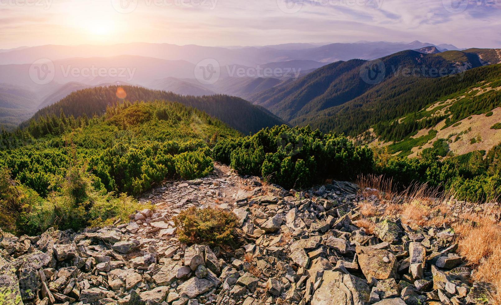 fantástico atardecer en las montañas de ucrania. foto