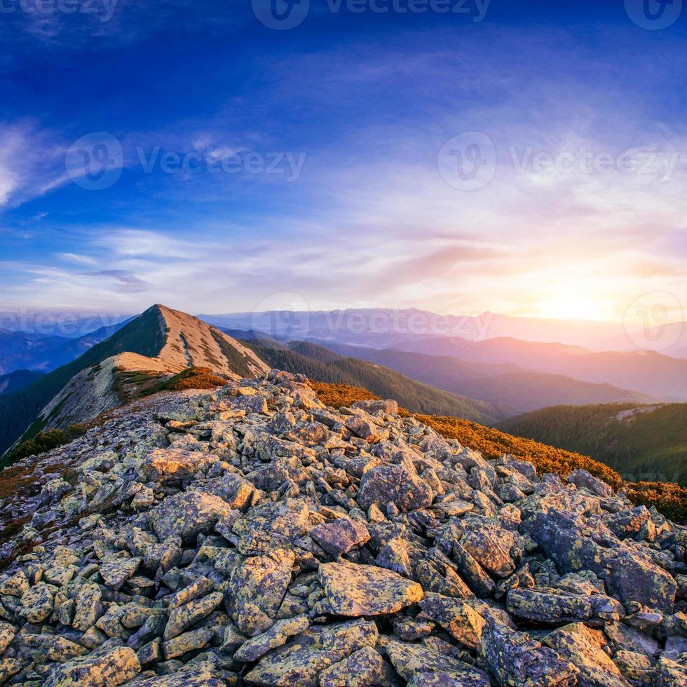 fantástico atardecer en las montañas de ucrania. foto