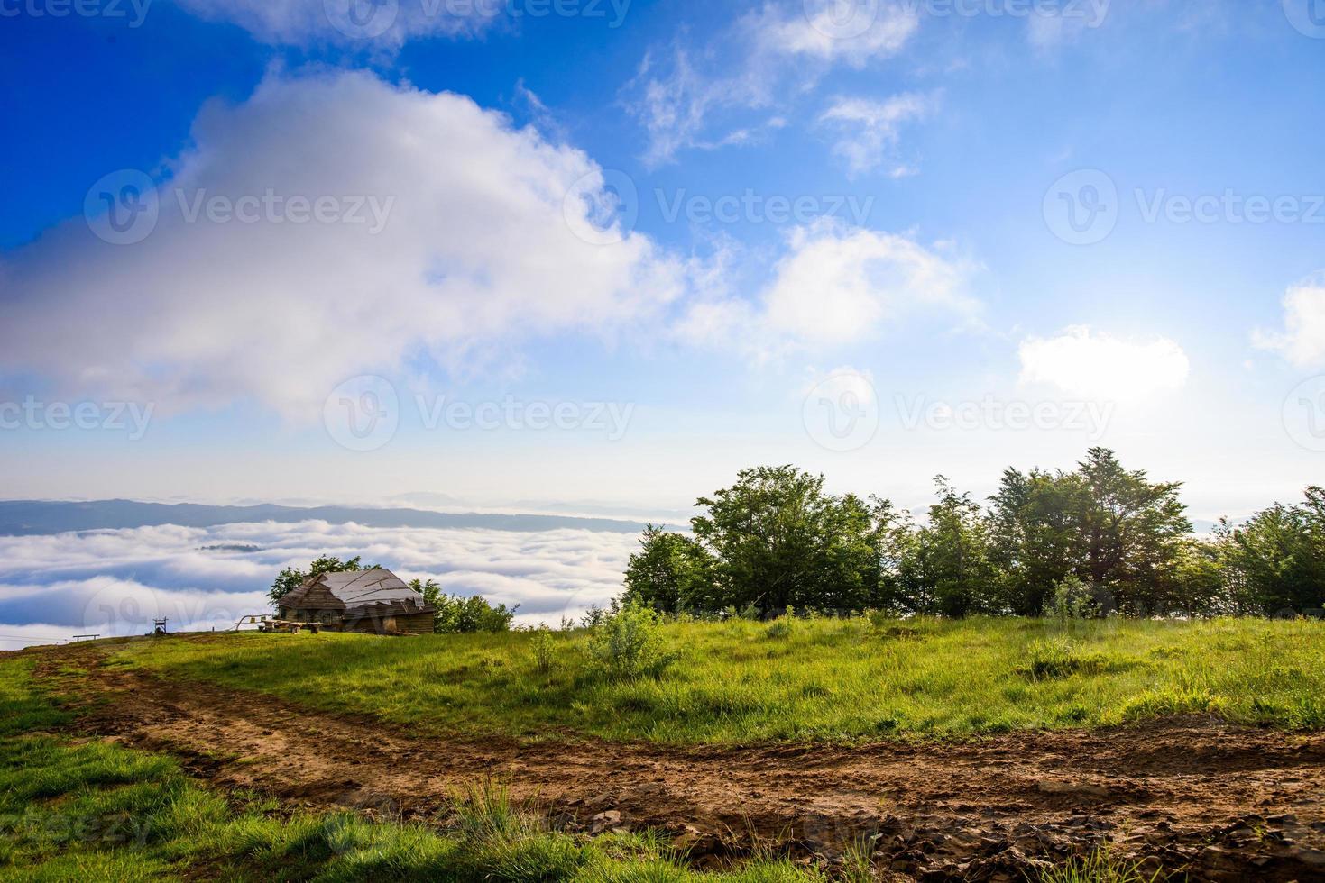 paisaje rural con casa antigua foto