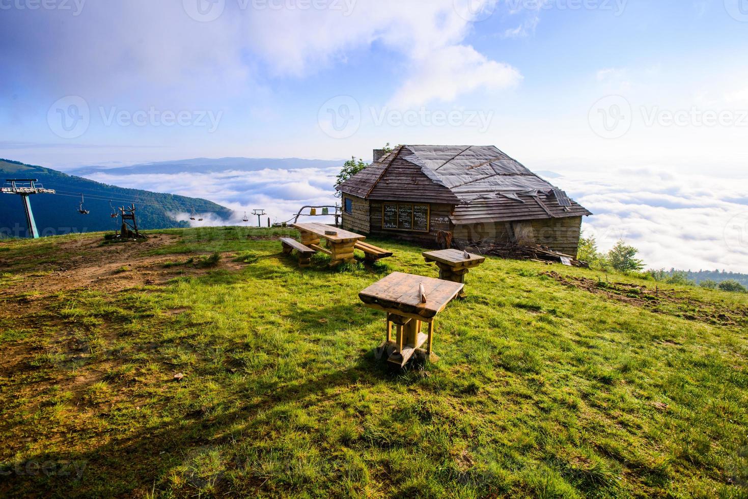 paisaje rural con casa antigua foto