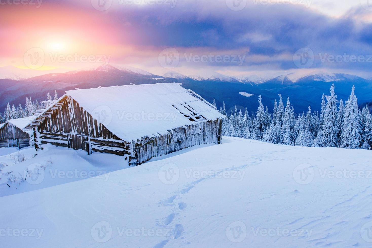 cabaña en las montañas en invierno foto