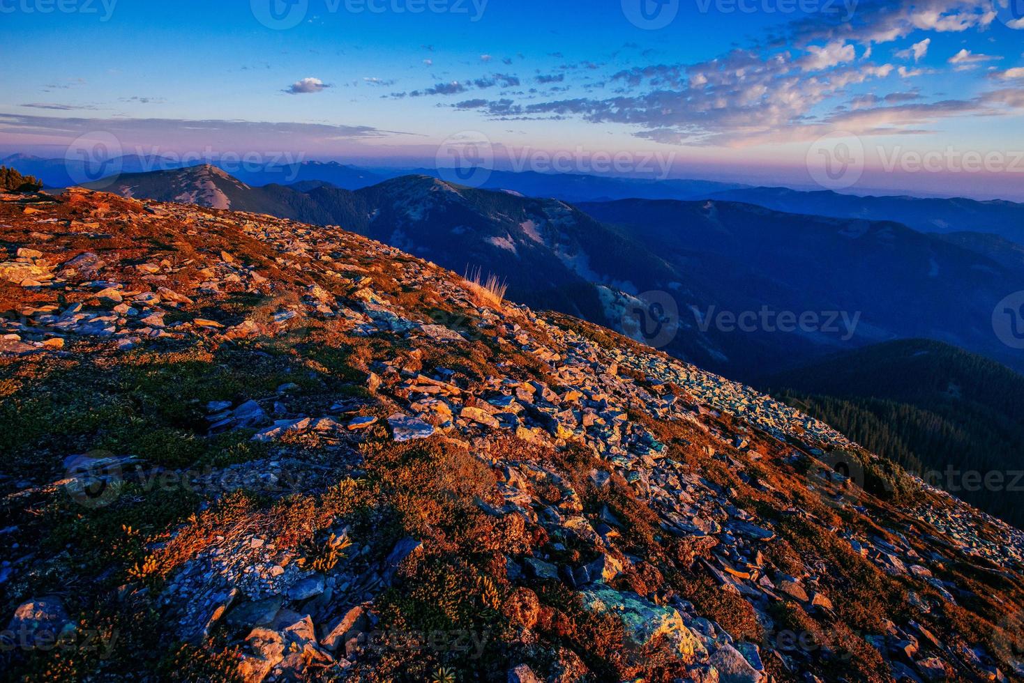 fantástica puesta de sol en las montañas foto