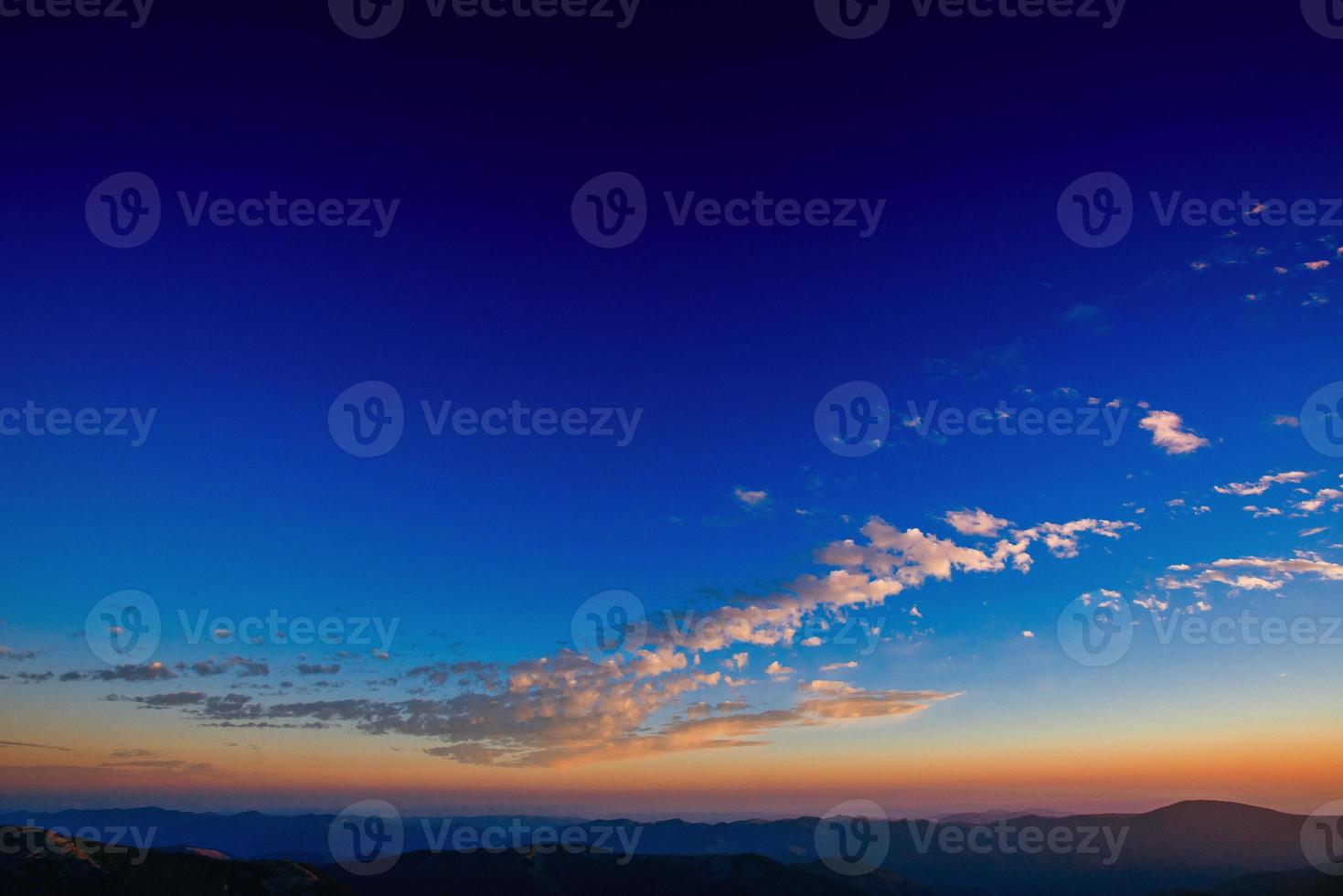 cielo con nubes y sol foto