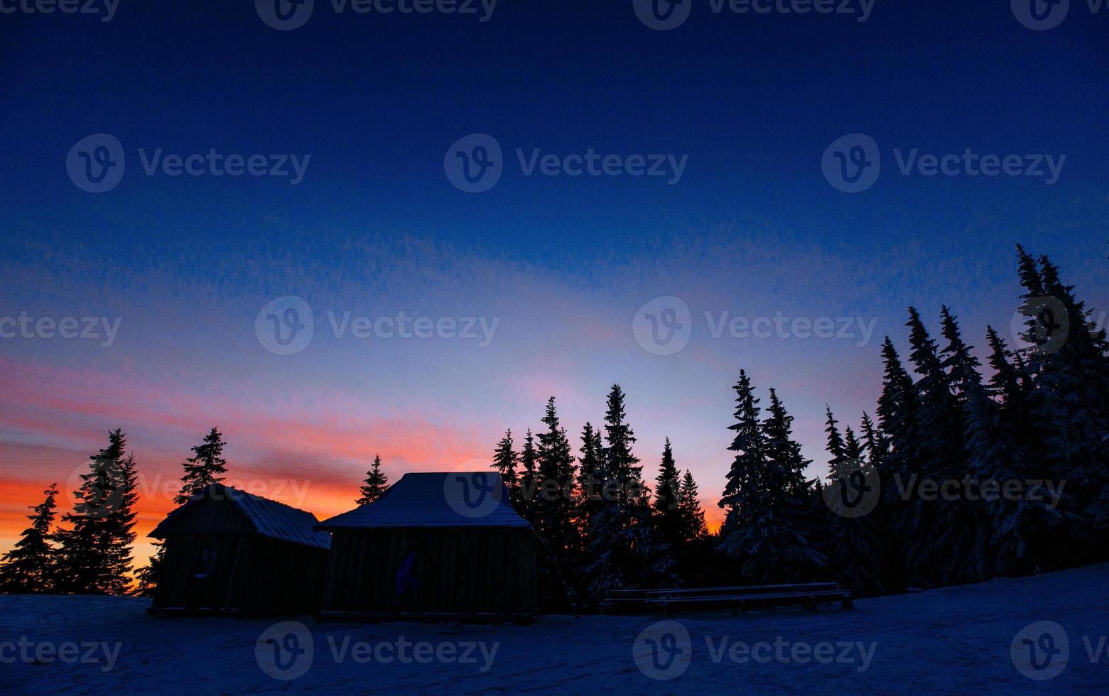 majestuosa puesta de sol en el invierno foto