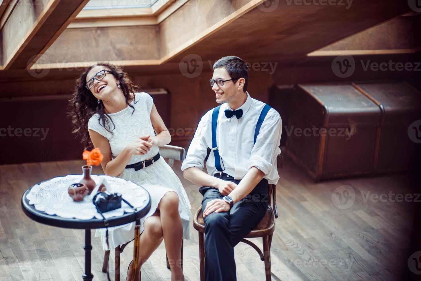 pareja romántica enamorada uniéndose en el café foto