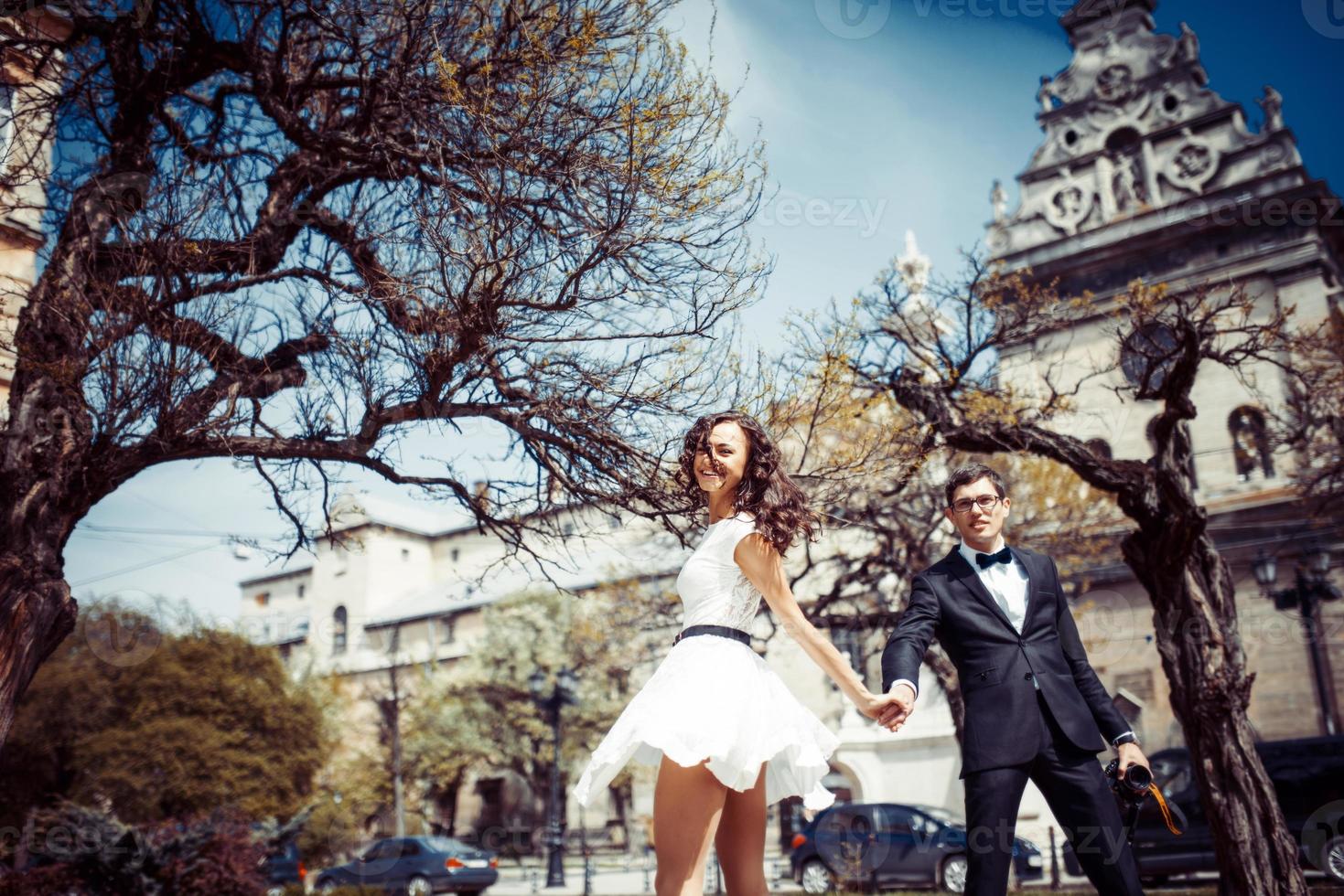 pareja feliz y amorosa caminando y haciendo fotos en la ciudad vieja