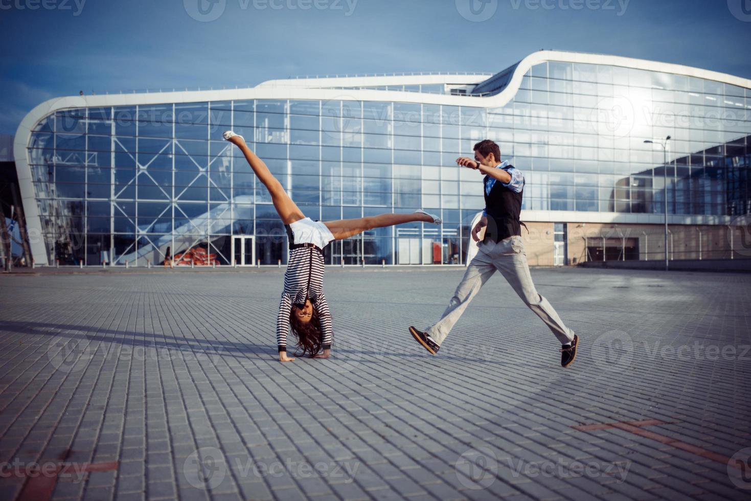 hombre y mujer buen tiempo en el aeropuerto foto